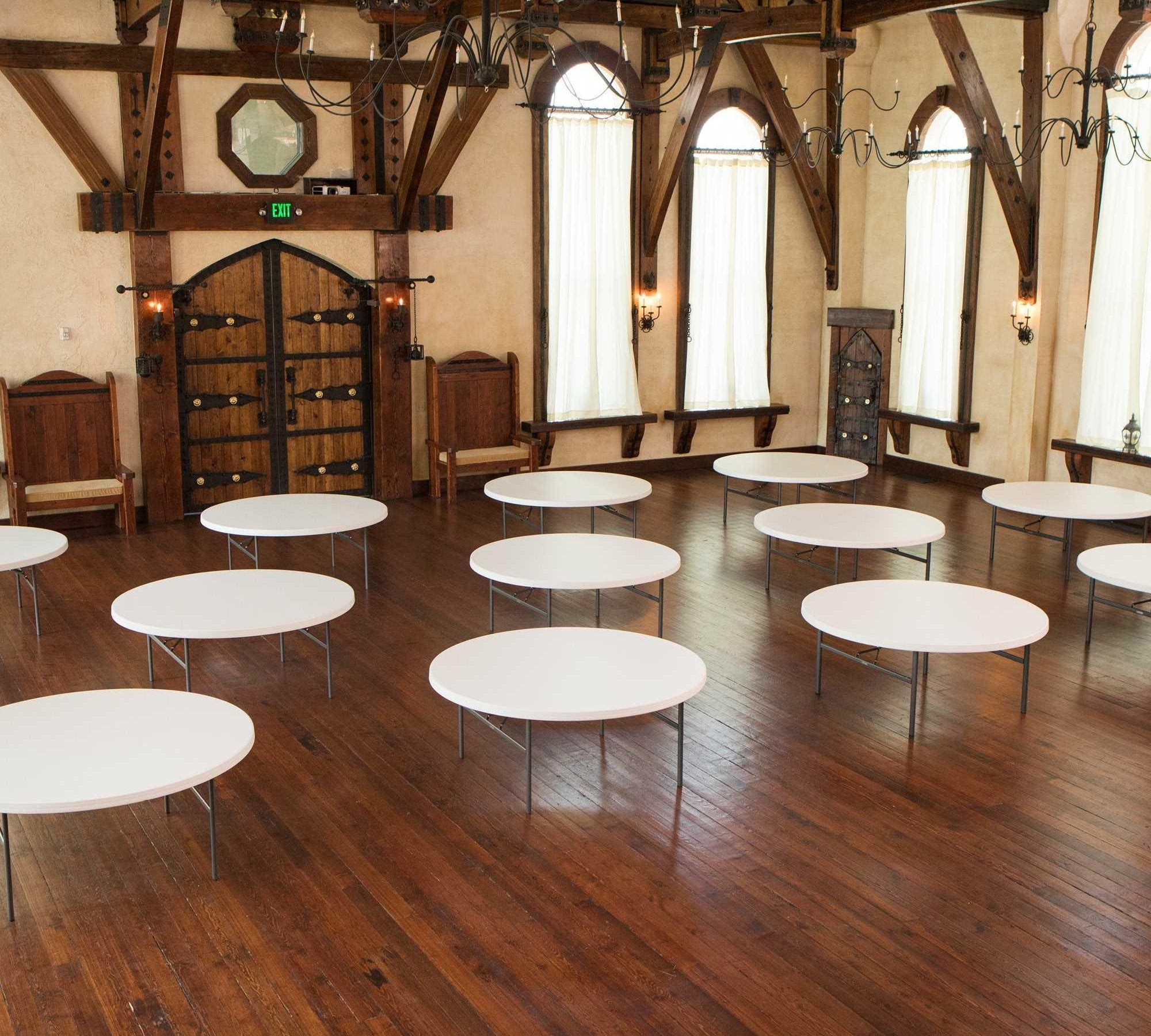 Cómo optimizar el espacio en tu negocio de hostelería utilizando mesas y sillas plegables - Lifetime